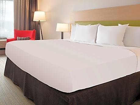 1 King Bed, Nonsmoking, Accessible