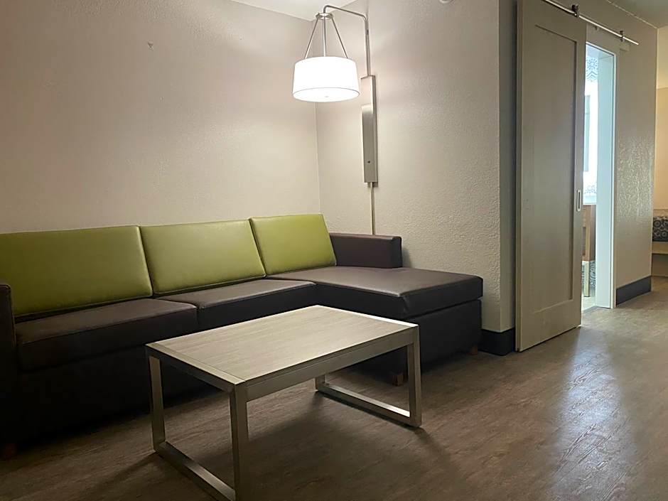 Days Inn & Suites by Wyndham Peachtree Corners/Norcross