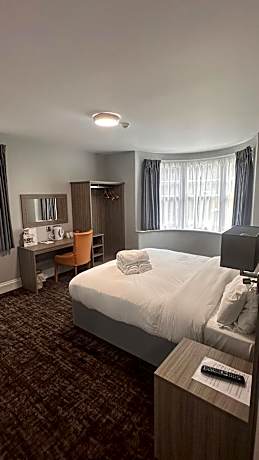 Family Room (2 Adults + 2 Children)