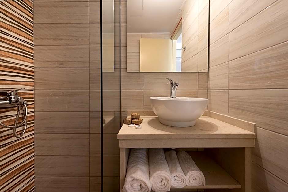 Erato Studios & Apartments