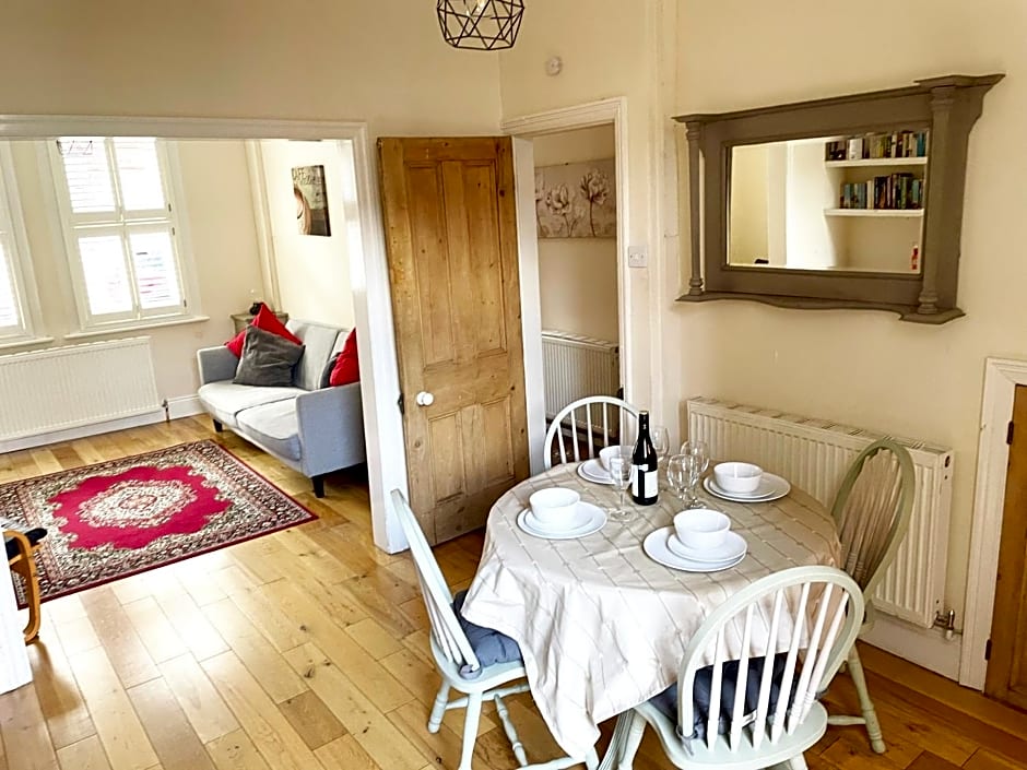 Riverside Lodge - Free Parking - Victorian House - Holiday Home