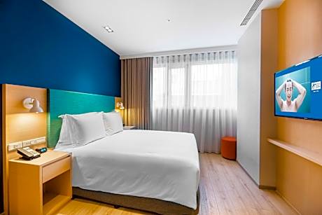 1 Queen Standard Accessible