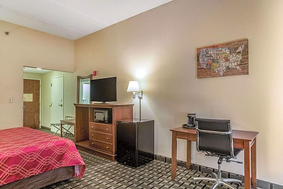 Econo Lodge Inn & Suites Marietta