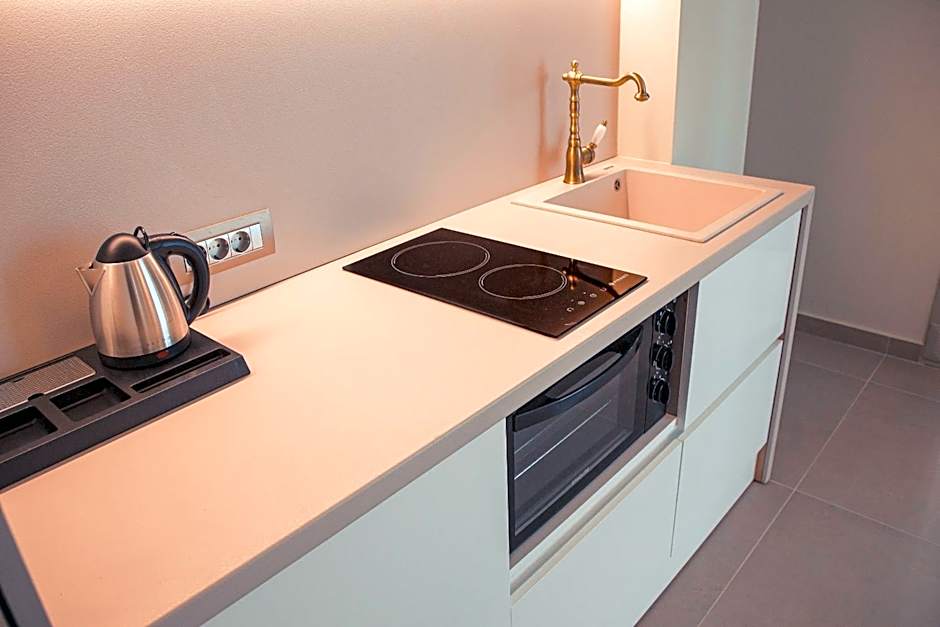 IO Luxury Pool & Hot Tub Suites