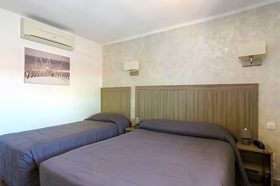 Hotel Les Palmiers En Camargue