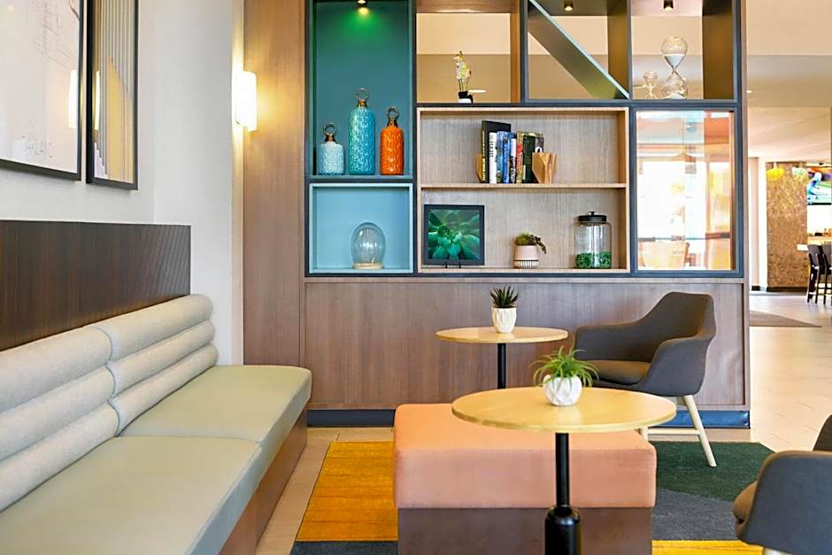 Holiday Inn & Suites Oakland - Airport by IHG