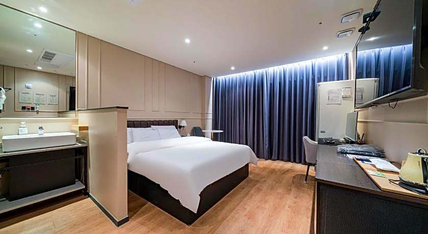 Brown Dot Incheon Nonhyeon Sorae port