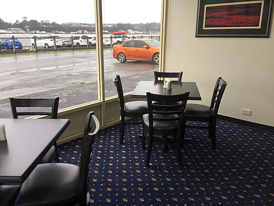 Regatta Point Tavern & Holiday Villas