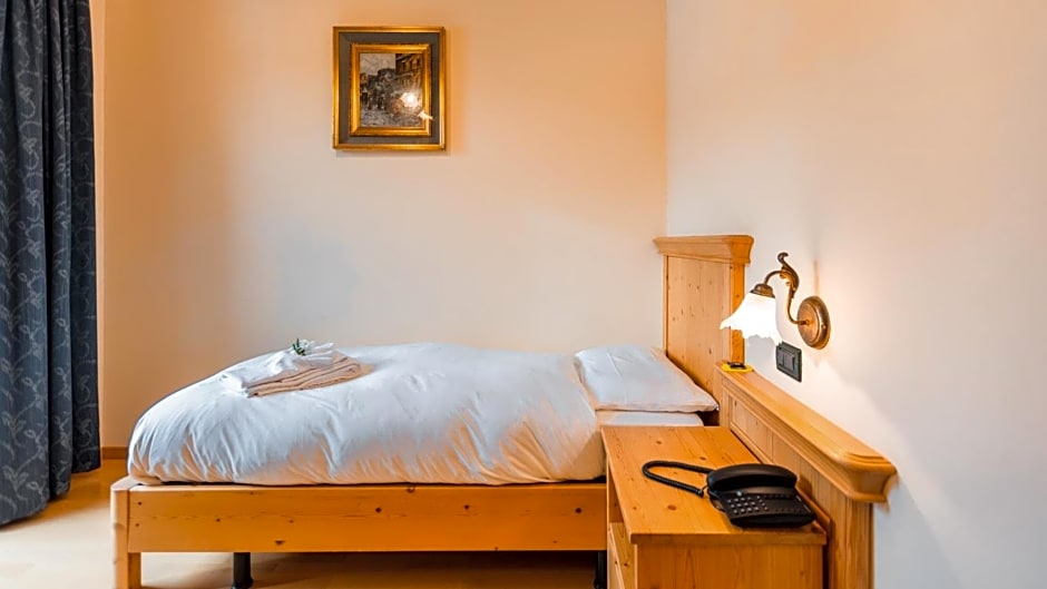 HOTEL DOLOMITI di De Martin D Oscar