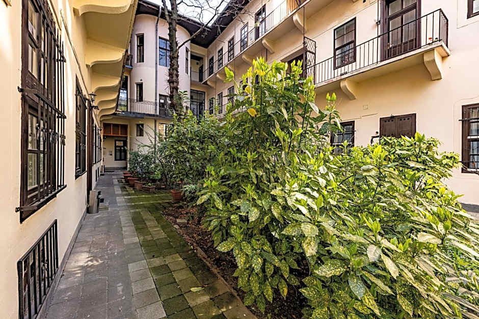 Amber Gardenview Studios Downtown