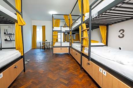 Bed in 10-Bed Mixed Dormitory Room