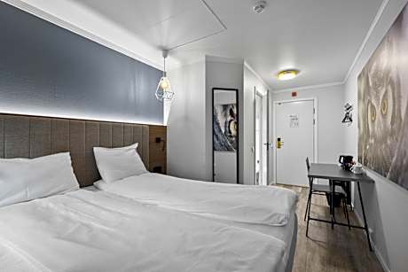 Moderate Queen Room
