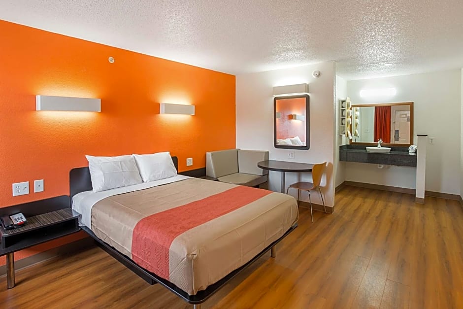 Motel 6 Grand Prairie, TX - Near Six Flags Drive