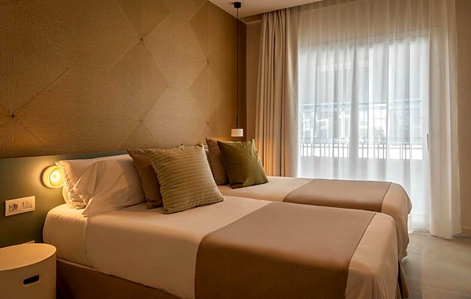 Aqua Hotel Bertran Park