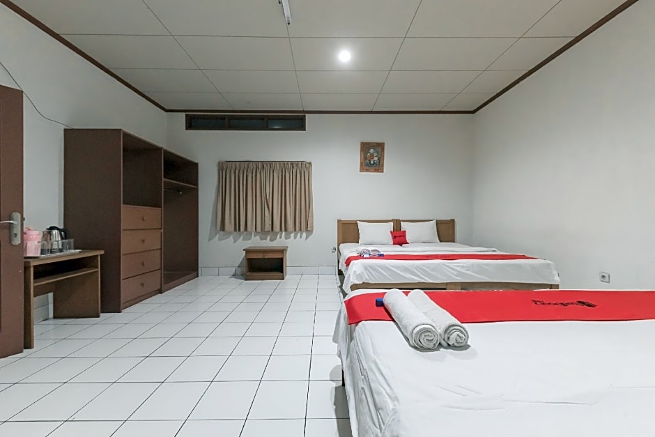 RedDoorz Plus @ Hotel Griya Astoeti