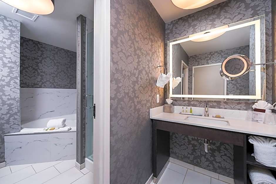 DoubleTree by Hilton Hotel Utica