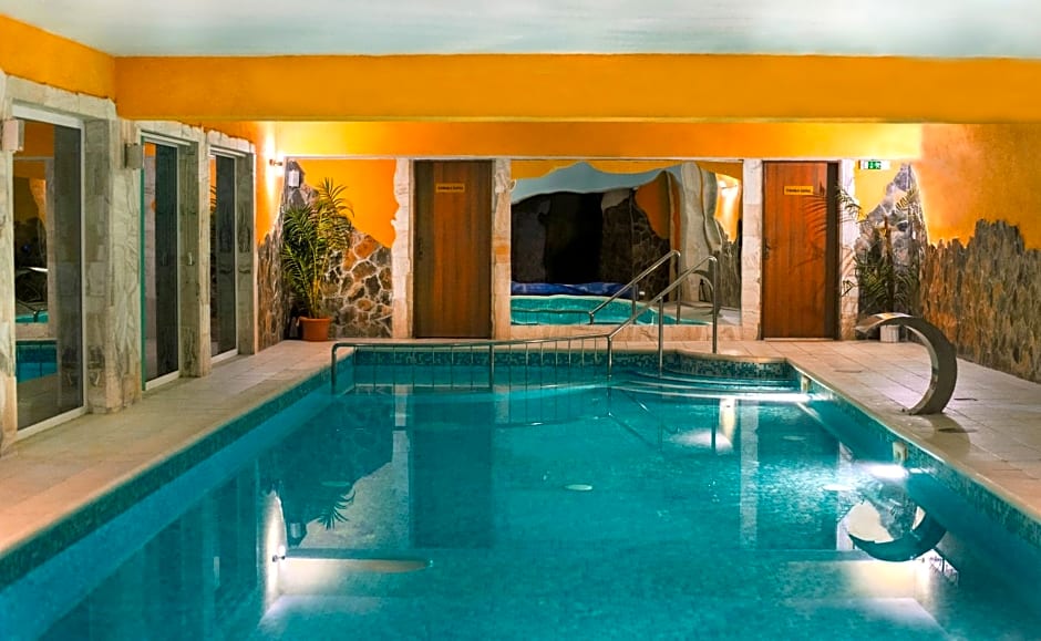 Hotel Dixon so vstupom do bazéna a vírivky zdarma - free entrance to pool and jacuzzi included