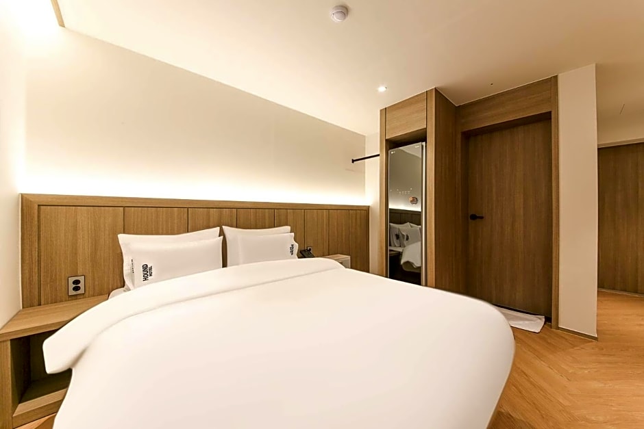 Hound Hotel Jeonju Deokjin