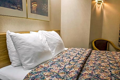 1 Queen Bed, Nonsmoking