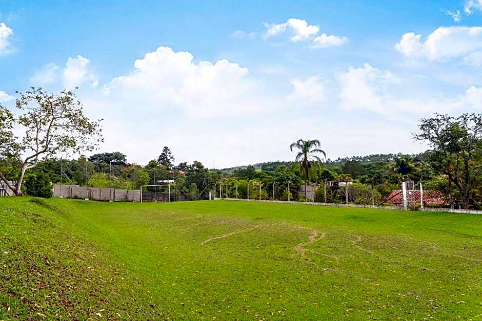 Piscina, jardim, área gourmet e vista arborizada