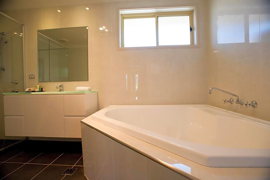 Best Western Plus All Settlers Motor Inn