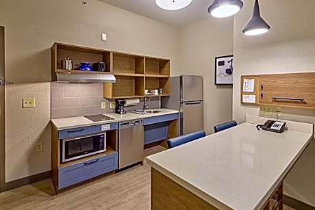 One-Bedroom Queen Room - Mobility Access Tub