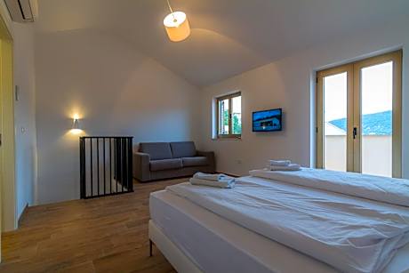 Deluxe Apartment with Balcony and Sea View