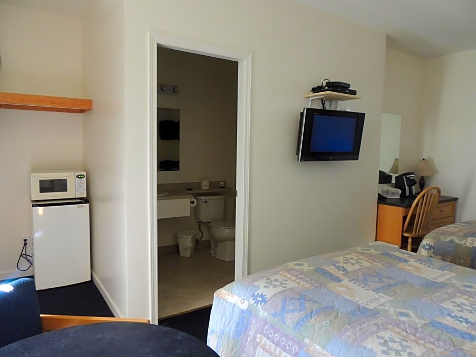 100 Mile Motel & RV Park