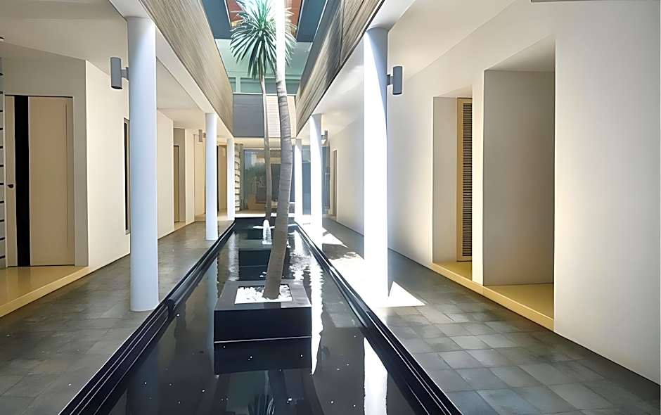 Flat06. Minimalist Residence