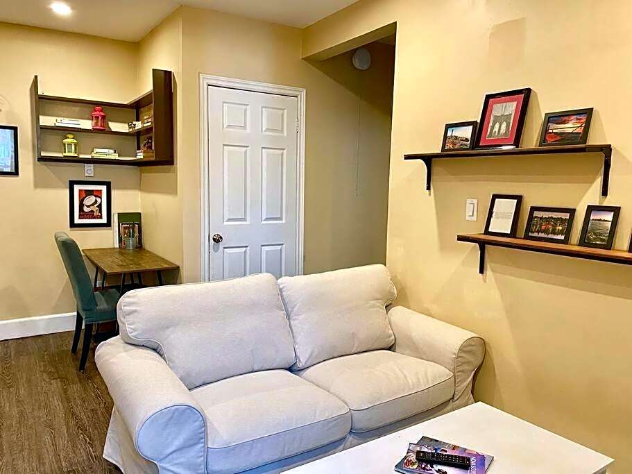 Large Townhouse, Lower Floor with AC, City Center