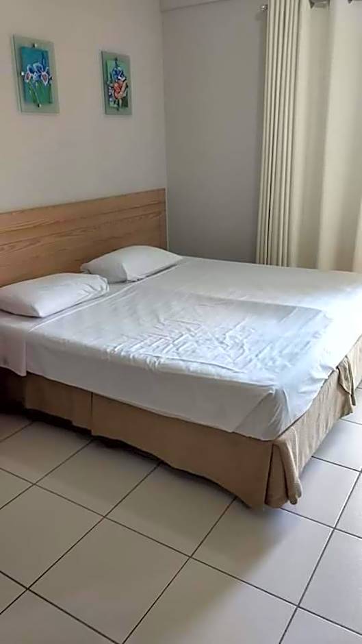 Golden Dolphin 3Pessoas com piscinas termais mais toalhas e roupas de cama lençóis travesseiros fronhas limpeza do check in impostos e taxas já incluso ATENÇÃO A hospedagem podera ocorrer no express ou Grand hotel,conforme a disponibilidade de apto