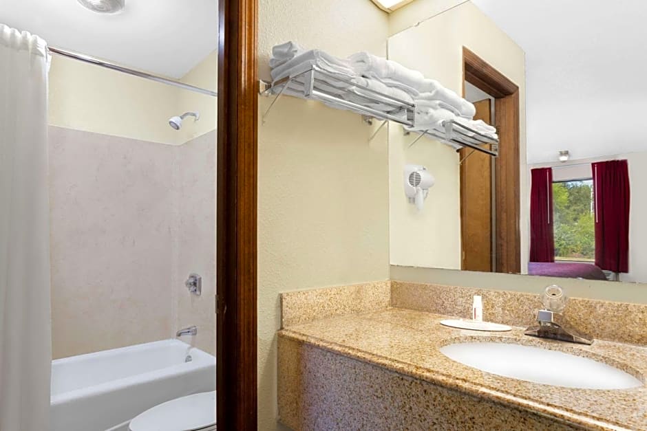 Days Inn by Wyndham Columbia NE Fort Jackson