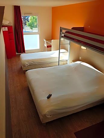 Quadruple Room with 1 Double Bed and 2 Single Beds
