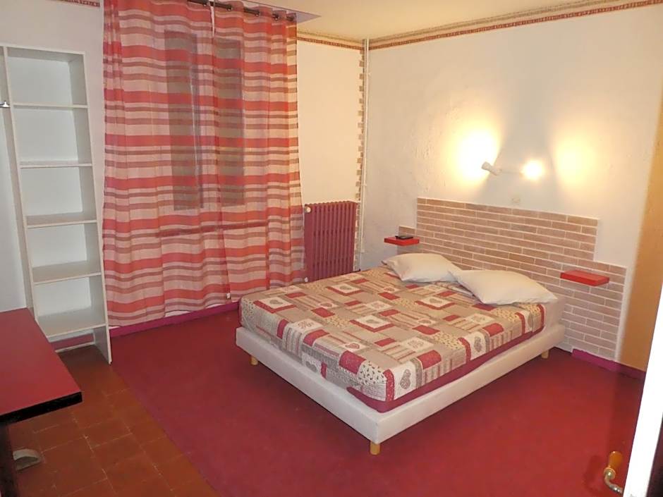 eTANIT ! Parking VélO, Etape Bicycle - 1mn a toute Connection Bus,Train et Aéroport - Calme Plein Centre de Beziers pour visiter,manger - Chambres Climatisées, Spacieuses Amenagees pour Singles, Couple, et ou Familles - Consigne et Petit Dej en plus