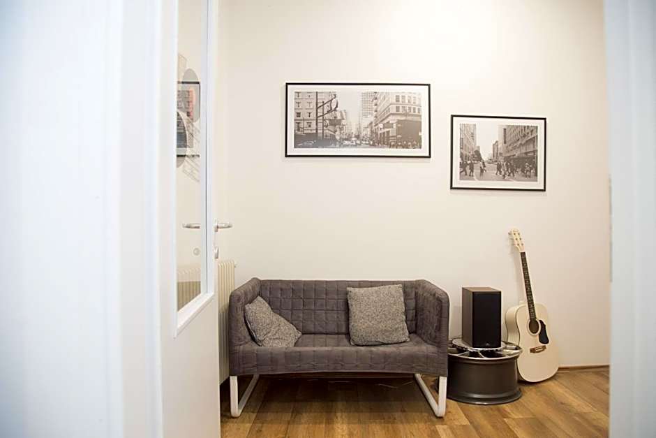 Lovecroatia Zagreb-'Paxnest' HOSTEL, No party! Cozy and quiet! Separated Men and women's rooms! Indoor shoes provided!