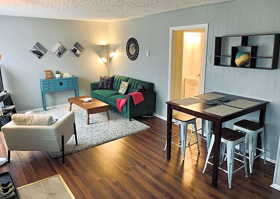 Cozy 2-BDRM, Mid Floor, Backyard