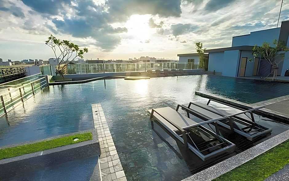 De Botan Srinakarin Hotel & Residence