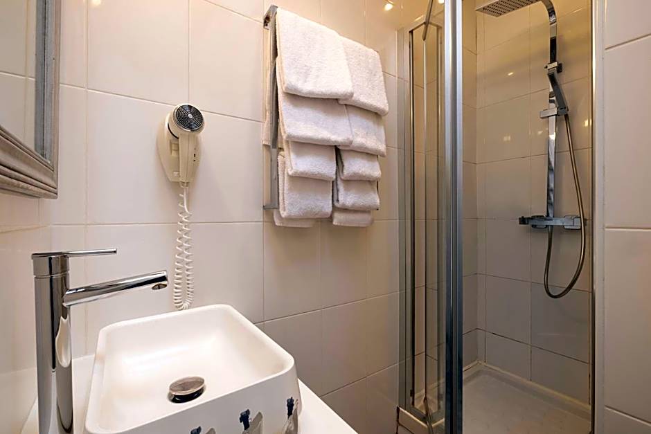 Le Regent Montmartre by Hiphophostels