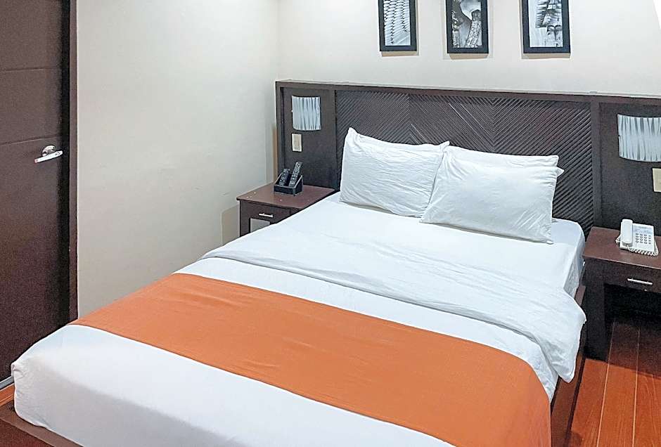 RedDoorz Plus @ Hotel Esse
