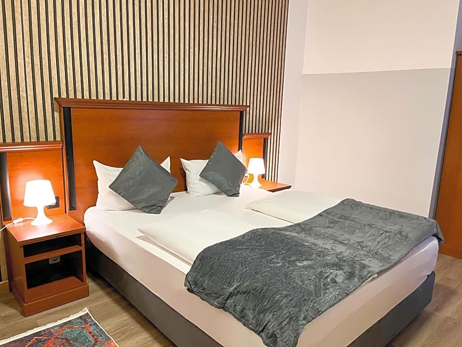 City Hotel West