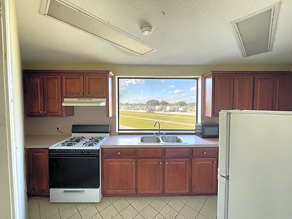 Days Inn & Suites by Wyndham Winnie