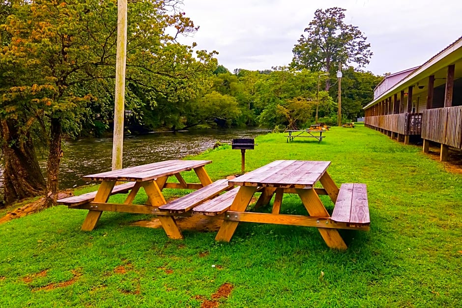 Lloyd's On The River Country Inn By OYO