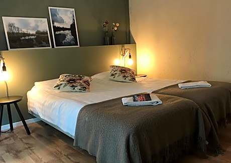 Standard Twin Room with Shared Bathroom