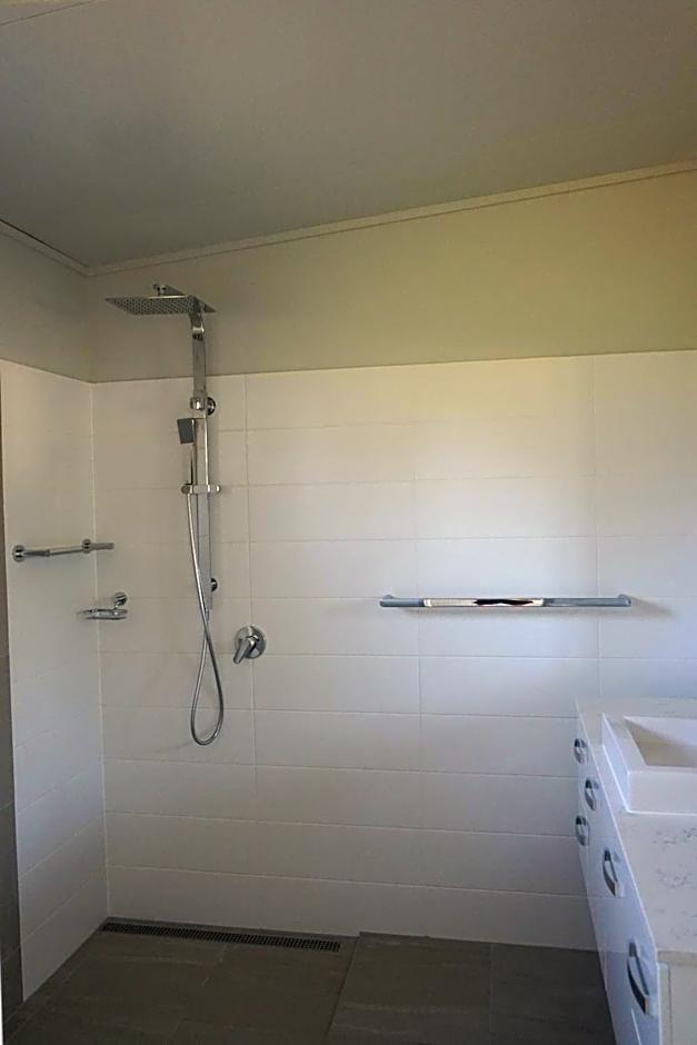 Narangba Motel (formerly Brisbane North B&B and Winery)