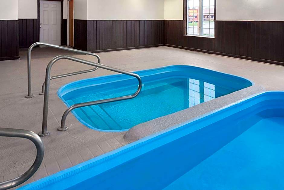 AmericInn by Wyndham Eagle River Downtown