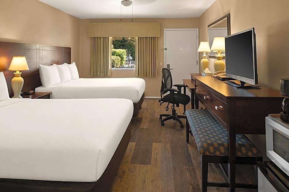 Scottish Fairway Inn