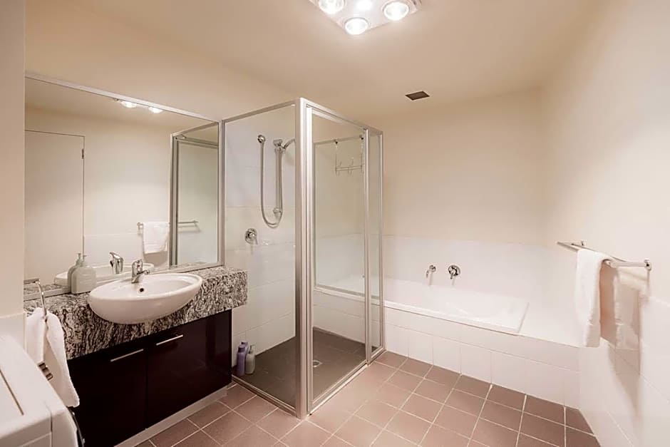 Inner-city 2 bedroom apartment - perfectly located