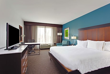 1KNG SUITE MOBILITY/HEARING  ACCESS RI SHWR - VIS FIREALRM/DOOR/PHN ALRT - LIVING AREA W/HALF BATH, COMP WI-FI, 42" HDTV - Room Only