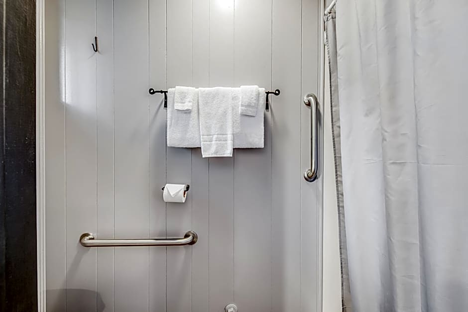 Mount Lena Room 4 at Mount Walker Inn