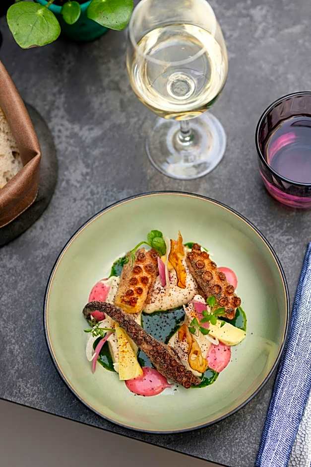 Renaissance by Marriott Paris Republique Hotel